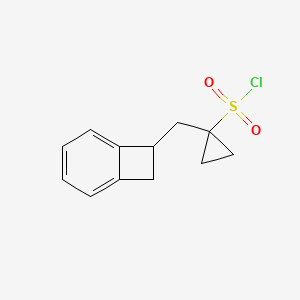 molecular formula C12H13ClO2S B13561753 1-(Bicyclo[4.2.0]octa-1,3,5-trien-7-ylmethyl)cyclopropane-1-sulfonyl chloride 