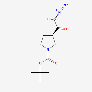 molecular formula C11H17N3O3 B13562642 tert-butyl(3R)-3-(2-diazoacetyl)pyrrolidine-1-carboxylate 