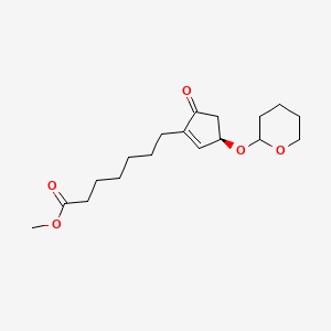 molecular formula C18H28O5 B1356401 Methyl 7-((3R)-5-oxo-3-((tetrahydro-2H-pyran-2-yl)oxy)cyclopent-1-en-1-yl)heptanoate CAS No. 60934-42-1