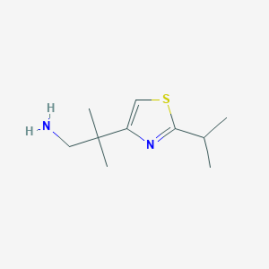 molecular formula C10H18N2S B13611350 2-Methyl-2-[2-(propan-2-yl)-1,3-thiazol-4-yl]propan-1-amine 