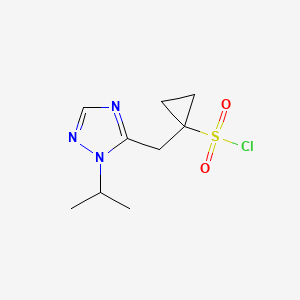 1-((1-Isopropyl-1H-1,2,4-triazol-5-yl)methyl)cyclopropane-1-sulfonyl chloride