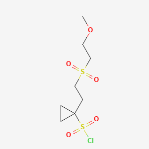 molecular formula C8H15ClO5S2 B13636200 1-[2-(2-Methoxyethanesulfonyl)ethyl]cyclopropane-1-sulfonyl chloride 