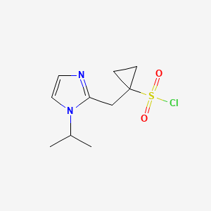 molecular formula C10H15ClN2O2S B13637021 1-((1-Isopropyl-1H-imidazol-2-yl)methyl)cyclopropane-1-sulfonyl chloride 