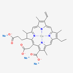 (7S,8S)-3-Carboxy-5-(carboxymethyl)-13-ethenyl-18-ethyl-7,8-dihydro-2,8,12,17-tetramethyl-21H,23H-porphine-7-propanoic acid,Cuprate,trisodium