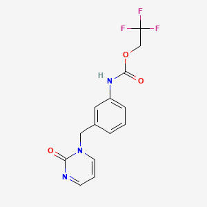 molecular formula C14H12F3N3O3 B1373650 2,2,2-三氟乙基 N-{3-[(2-氧代-1,2-二氢嘧啶-1-基)甲基]苯基}氨基甲酸酯 CAS No. 1221724-50-0