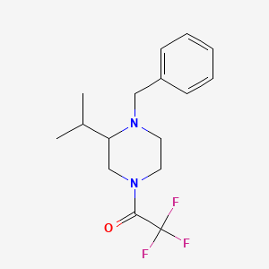 molecular formula C16H21F3N2O B1377515 1-[4-苄基-3-(丙-2-基)哌嗪-1-基]-2,2,2-三氟乙酮 CAS No. 1443980-56-0