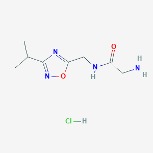molecular formula C8H15ClN4O2 B1377810 2-氨基-N-((3-异丙基-1,2,4-恶二唑-5-基)甲基)乙酰胺盐酸盐 CAS No. 1435804-45-7