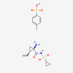 molecular formula C16H22N2O6S2 B1377861 (1R，2S)-1-氨基-N-(环丙基磺酰基)-2-乙烯基环丙烷甲酰胺 4-甲苯磺酸酯 CAS No. 1028252-16-5