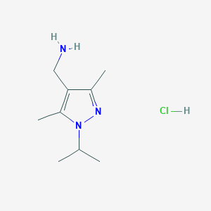 molecular formula C9H18ClN3 B1378043 [(1-イソプロピル-3,5-ジメチル-1H-ピラゾール-4-イル)メチル]アミン塩酸塩 CAS No. 1559063-98-7