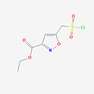 molecular formula C7H8ClNO5S B1378312 Ethyl 5-[(chlorosulfonyl)methyl]-1,2-oxazole-3-carboxylate CAS No. 1421602-79-0