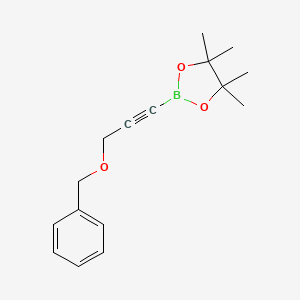 molecular formula C16H21BO3 B1378553 2-(3-(Benciloxi)prop-1-inil)-4,4,5,5-tetrametil-1,3,2-dioxaborolano CAS No. 862126-33-8