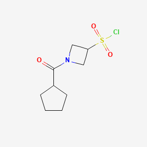 B1378771 1-Cyclopentanecarbonylazetidine-3-sulfonyl chloride CAS No. 1461715-32-1