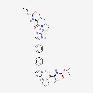 molecular formula C44H58N8O6 B1379002 Propan-2-yl N-[(2S)-3-methyl-1-[(2S)-2-[5-[4-[4-[2-[(2S)-1-[(2S)-3-methyl-2-(propan-2-yloxycarbonylamino)butanoyl]pyrrolidin-2-yl]-1H-imidazol-5-yl]phenyl]phenyl]-1H-imidazol-2-yl]pyrrolidin-1-yl]-1-oxobutan-2-yl]carbamate CAS No. 1009113-62-5