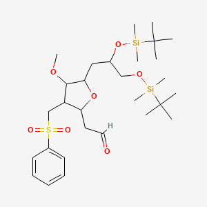 molecular formula C29H52O7SSi2 B1379003 2-((2S,3S,4R,5R)-5-((S)-2,3-双((叔丁基二甲基甲硅烷基)氧基)丙基)-4-甲氧基-3-((苯磺酰基)甲基)四氢呋喃-2-基)乙醛 CAS No. 871348-24-2
