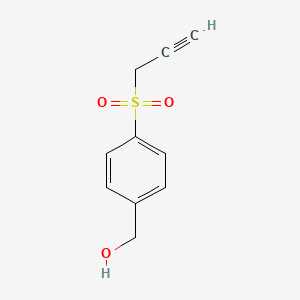 molecular formula C10H10O3S B1379593 [4-(丙-2-炔-1-磺酰)苯基]甲醇 CAS No. 1795330-63-0