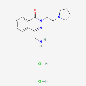 molecular formula C15H22Cl2N4O B1379879 4-(aminomethyl)-2-(2-(pyrrolidin-1-yl)ethyl)phthalazin-1(2H)-one dihydrochloride CAS No. 1955530-39-8