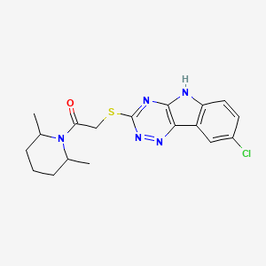 2-[(8-chloro-5H-[1,2,4]triazino[5,6-b]indol-3-yl)sulfanyl]-1-(2,6-dimethylpiperidin-1-yl)ethanone