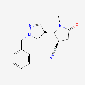 molecular formula C16H16N4O B1381087 (2R,3R)-2-(1-benzyl-1H-pyrazol-4-yl)-1-methyl-5-oxopyrrolidine-3-carbonitrile CAS No. 1808896-24-3