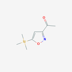 molecular formula C8H13NO2Si B1381335 1-[5-(三甲基甲硅烷基)-1,2-恶唑-3-基]乙انون CAS No. 1631147-77-7