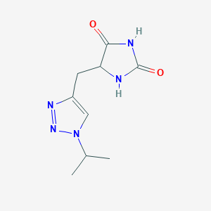 molecular formula C9H13N5O2 B1381407 5-{[1-(propan-2-yl)-1H-1,2,3-triazol-4-yl]methyl}imidazolidine-2,4-dione CAS No. 1701578-87-1