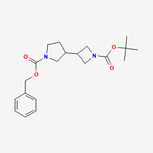 molecular formula C20H28N2O4 B1383162 苯甲酸苄酯 3-(1-(叔丁氧羰基)氮杂环丁-3-基)吡咯烷-1-甲酸酯 CAS No. 1445951-73-4