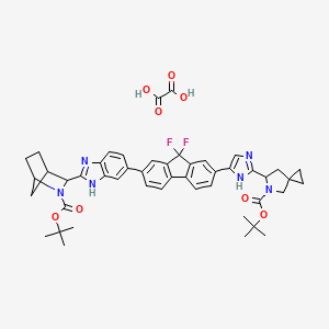 molecular formula C47H50F2N6O8 B13834659 oxalic acid; tert-butyl (6S)-6-[5-(7-{2-[(1R,3S,4S)-2-[(tert-butoxy)carbonyl]-2-azabicyclo[2.2.1]heptan-3-yl]-1H-1,3-benzodiazol-6-yl}-9,9-difluoro-9H-fluoren-2-yl)-1H-imidazol-2-yl]-5-azaspiro[2.4]heptane-5-carboxylate 