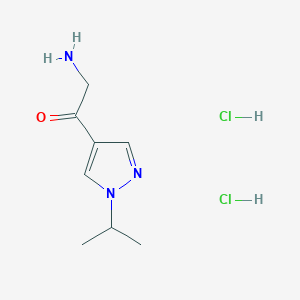 molecular formula C8H15Cl2N3O B1384053 2-amino-1-[1-(propan-2-yl)-1H-pyrazol-4-yl]ethan-1-one dihydrochloride CAS No. 2059950-46-6