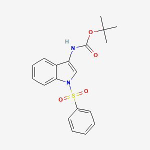 molecular formula C19H20N2O4S B1384909 3-(Tert-butoxicarbonilamino)-1-(fenilsulfonil)indol CAS No. 1020722-07-9