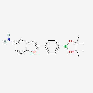 molecular formula C20H22BNO3 B13956334 2-[4-(4,4,5,5-Tetramethyl-1,3,2-dioxaborolan-2-yl)phenyl]-5-aminobenzofurane 