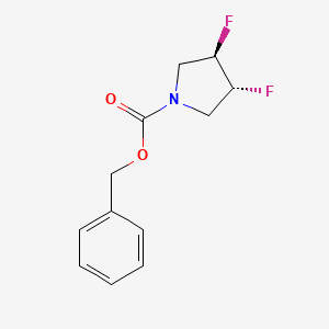 molecular formula C12H13F2NO2 B1396023 (3R,4R)-benzyl 3,4-difluoropyrrolidine-1-carboxylate CAS No. 790658-58-1