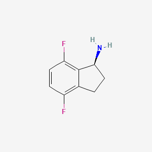 molecular formula C9H9F2N B1398882 (1S)-4,7-二氟-2,3-二氢-1H-茚满-1-胺 CAS No. 945950-79-8