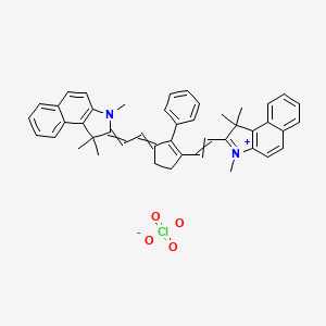 molecular formula C45H43ClN2O4 B1399307 1,1,3-Trimethyl-2-(2-{2-phenyl-3-[2-(1,1,3-trimethyl-1,3-dihydro-2H-benzo[e]indol-2-ylidene)ethylidene]cyclopent-1-en-1-yl}ethenyl)-1H-benzo[e]indol-3-ium perchlorate CAS No. 348626-56-2