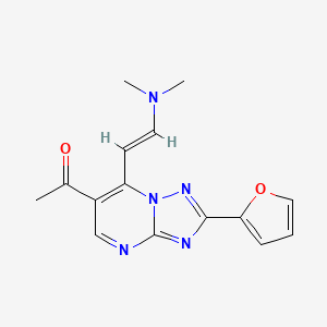 molecular formula C15H15N5O2 B1401018 1-[7-[(E)-2-(二甲氨基)乙烯基]-2-(2-呋喃基)[1,2,4]三唑并[1,5-a]嘧啶-6-基]乙酮 CAS No. 1374510-75-4