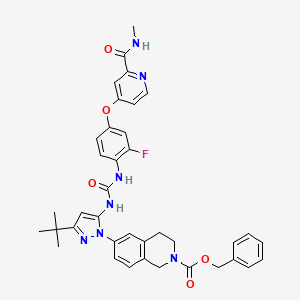 molecular formula C38H38FN7O5 B1403060 6-(3-(叔丁基)-5-(3-(2-氟-4-((2-(甲基氨基甲酰基)吡啶-4-基)氧基)苯基)脲基)-1H-吡唑-1-基)-3,4-二氢异喹啉-2(1H)-羧酸苄酯 CAS No. 1020173-88-9