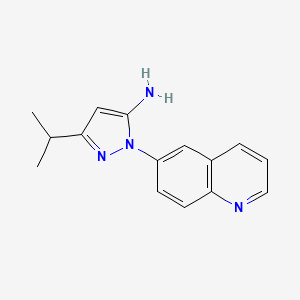 molecular formula C15H16N4 B1403095 3-异丙基-1-(喹啉-6-基)-1H-吡唑-5-胺 CAS No. 1012879-76-3
