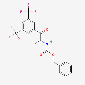 molecular formula C19H15F6NO3 B1403423 苄基 [(1R)-2-(3,5-双(三氟甲基)苯基)-1-甲基-2-氧代-乙基]氨基甲酸酯 CAS No. 1182352-08-4
