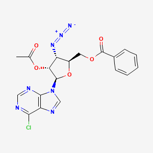 molecular formula C19H16ClN7O5 B14035989 ((2S,3R,4R,5R)-4-acetoxy-3-azido-5-(6-chloro-9H-purin-9-yl)tetrahydrofuran-2-yl)methyl benzoate 