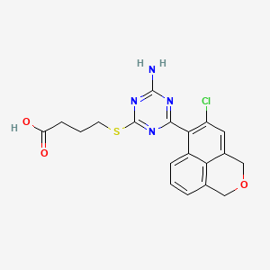 B1404235 4-((4-Amino-6-(5-chloro-1,3-dihydrobenzo[de]isochromen-6-yl)-1,3,5-triazin-2-yl)thio)butanoic acid CAS No. 959763-05-4