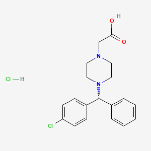 molecular formula C19H22Cl2N2O2 B1404534 (R)-去（羧甲氧基）盐酸西替利嗪乙酸 CAS No. 942132-30-1