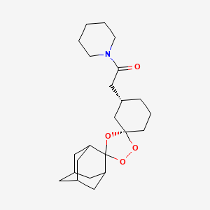 molecular formula C23H35NO4 B14051826 2-((1R,3R,3''R,5R,5'R,7R)-Dispiro[adamantane-2,3'-[1,2,4]trioxolane-5',1''-cyclohexan]-3''-YL)-1-(piperidin-1-YL)ethan-1-one 