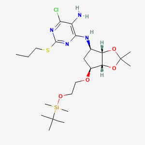 molecular formula C23H41ClN4O4SSi B1405899 4,5-嘧啶二胺，6-氯-N4-[(3aS,4R,6S,6aR)-6-[2-[[(1,1-二甲基乙基)二甲基甲硅烷基]氧基]乙氧基]四氢-2,2-二甲基-4H-环戊-1,3-二氧杂环-4-基]-2-(丙硫基)- CAS No. 1400665-91-9