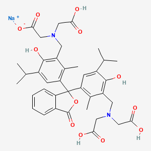 molecular formula C38H43N2NaO12 B1406615 Sodium;2-[[5-[1-[3-[[bis(carboxymethyl)amino]methyl]-4-hydroxy-2-methyl-5-propan-2-ylphenyl]-3-oxo-2-benzofuran-1-yl]-2-hydroxy-6-methyl-3-propan-2-ylphenyl]methyl-(carboxymethyl)amino]acetate CAS No. 85409-48-9
