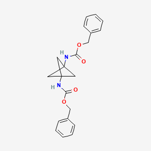 molecular formula C21H22N2O4 B1406732 1,3-Bis(benciloxicarbonil-amino)biciclo[1.1.1]pentano CAS No. 1566649-44-2