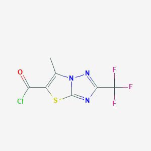 molecular formula C7H3ClF3N3OS B1407018 6-メチル-2-トリフルオロメチル-チアゾロ[3,2-b][1,2,4]トリアゾール-5-カルボニルクロリド CAS No. 1431555-16-6