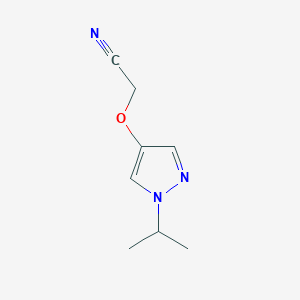 molecular formula C8H11N3O B1408959 2-{[1-(Propan-2-yl)-1H-pyrazol-4-yl]oxy}acetonitrile CAS No. 1597166-80-7