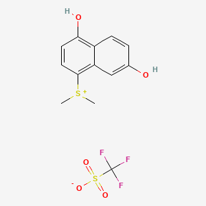 molecular formula C13H13F3O5S2 B14124256 (4,7-Dihydroxynaphthalen-1-yl)dimethylsulfonium trifluoro 