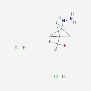 molecular formula C6H11Cl2F3N2 B1413372 [3-(Trifluormethyl)bicyclo[1.1.1]pentan-1-yl]hydrazin-dihydrochlorid CAS No. 1823931-68-5