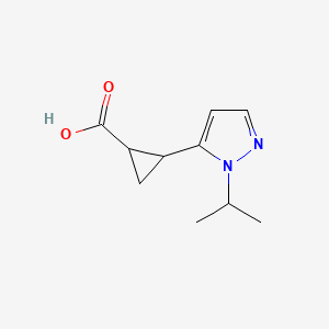 molecular formula C10H14N2O2 B1413462 2-[1-(propan-2-yl)-1H-pyrazol-5-yl]cyclopropane-1-carboxylic acid CAS No. 1823322-75-3