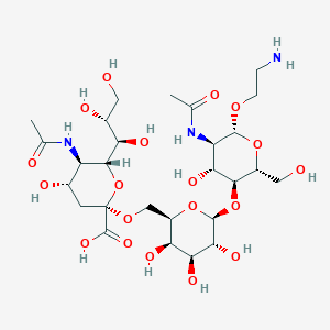 B1416120 (2R,4S,5R,6R)-5-Acetamido-2-(((2R,3R,4S,5R,6S)-6-(((2R,3S,4R,5R,6R)-5-acetamido-6-(2-aminoethoxy)-4-hydroxy-2-(hydroxymethyl)tetrahydro-2H-pyran-3-yl)oxy)-3,4,5-trihydroxytetrahydro-2H-pyran-2-yl)methoxy)-4-hydroxy-6-((1R,2R)-1,2,3-trihydroxypropyl)tetrahydro-2H-pyran-2-carboxylic acid CAS No. 875543-41-2