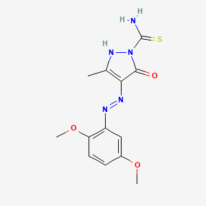 (4Z)-4-[2-(2,5-dimethoxyphenyl)hydrazinylidene]-3-methyl-5-oxo-4,5-dihydro-1H-pyrazole-1-carbothioamide